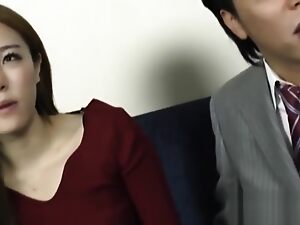 一个诱人的韩国中年女人接受了感性的按摩和更多。