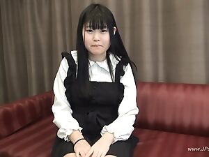 Japán amatőr megoszt egy intenzív maszturbációs ülést házi videóval, amelyen örömet okoz magának.