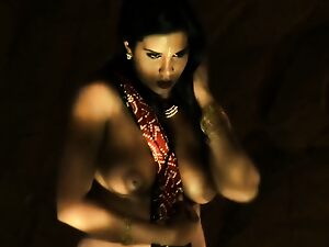 Indienne Kismet danse sensuellement et se déshabille de manière séduisante pour ses débuts captivants.
