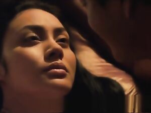 Một bộ phim Thái nóng bỏng với những cảnh tình dục gợi cảm với một người đẹp châu Á tuyệt đẹp, khoe kỹ năng quyến rũ và niềm vui của mình.