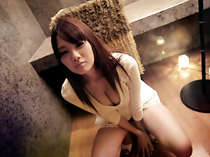 Čutna azijska lepotica deli svoje intimne trenutke v vročem videu za vaš užitek.