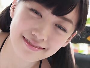 Una linda adolescente japonesa muestra sus habilidades orales con un cepillo de dientes.