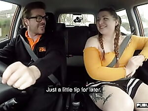 Lubne britiske forelesere blir kinky i en bil, utforsker hverandres ønsker og tilfredsstiller dem.