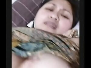 Eine kurvige indonesische Frau wird auf Skype mit einem geilen Mann frech.