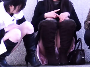 Japanische Frauen necken und verwöhnen sich in High Heels mit wildem, leidenschaftlichem Sex.