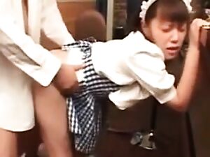 Gadis Cina yang comel kembali ke video penghinaan di laman web Jepun yang popular, mendapat kemasyhuran dengan kelakuannya yang comel dan tunduk.