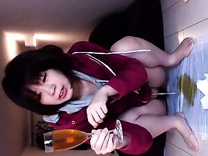 Een Aziatische vrouw geniet van meerdere pikken in haar gaatje en pronkt met haar onverzadigbare honger naar hardcore actie.