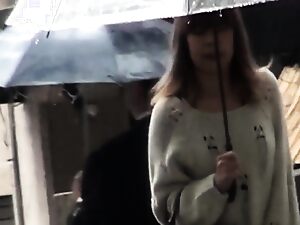 Japońska dziewczyna zostaje przyłapana na kamerze i zaskoczona przez swojego chłopaka, co prowadzi do niespodziewanego seksu analnego.