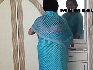Tante Desi dewasa dengan payudara yang mengesankan menikmati pertemuan dekat dengan douche selama mandi air panas.