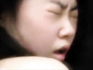 A tapasztalatlan lány intenzív és erotikus aktusok sorozatán megy keresztül szigorú oktatóval az 1. Koreai erotika című filmben.