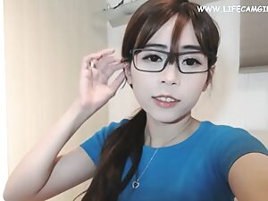 En japansk tonårsflicka avslöjar sin ungdomliga kropp och njutning med en pensel i en fängslande online-video.