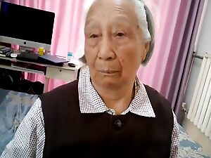 Starejša azijska ženska z velikimi joški dobi grob seks