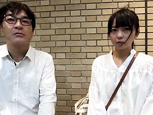 یک زیبایی ژاپنی از اکشن چند آموری شدید با دو مرد لذت می برد.