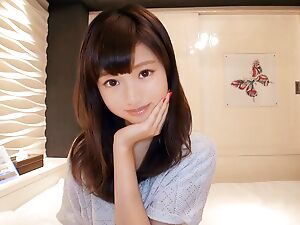 Nieuwkomer Miu deelt haar ongewone opnames in een verleidelijke video, waarin ze pronkt met haar Aziatische allure en boeiende charme.