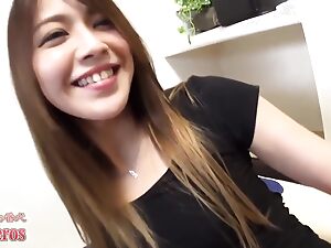 Ran, una seducente bellezza asiatica, mostra tutto in questo video allettante.