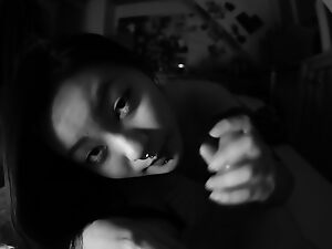 یک زن آسیایی آگاه در یک ویدیوی انفرادی داغ از ری یک کار دستی حسی دریافت می کند.