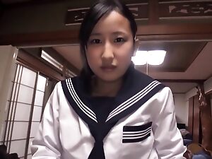 Japonska šolarka Ichisu se uči analnega seksa z mišičastim moškim.