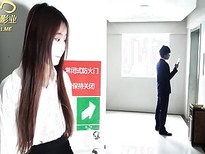 Xue Jian onthult een hete trio met zijn vrouw en een verleidelijke klant in deze expliciete Aziatische ongecensureerde video.
