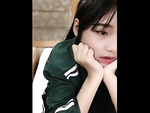 สาวเอเชียสุดสวยเปลื้องผ้าเพลินที่บ้านในวิดีโอยั่วเย้า