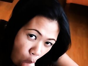 Filipina, ki jo lovijo fantje, razkriva seksi spodnje perilo na spletni kameri
