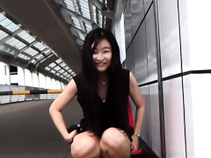 Una teenager asiatica birichina ignora le regole e fa pipì in pubblico.