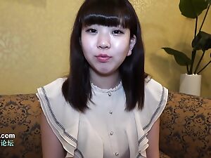 Japansk jentes første analsex fører til en rotete creampie.