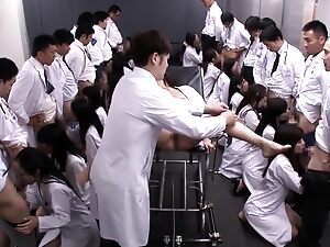 Азиатские красавицы устраивают дикую клубную оргию, демонстрируя свои оральные и игрушки в этом японском видео для взрослых.