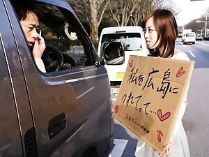טרמפיסטית יפנית מפנקת ובולעת זרע בסרטון מפורש