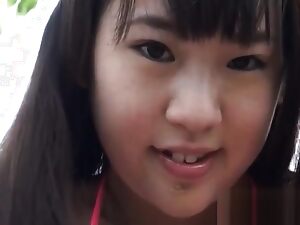 En kinesisk MILF strippar och blir stygg i en het vuxenvideo.