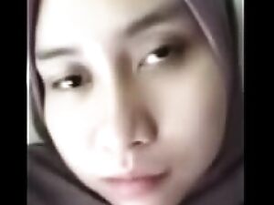 Muslimansko indonezijsko dekle se sleče na spletni kameri za nasvete