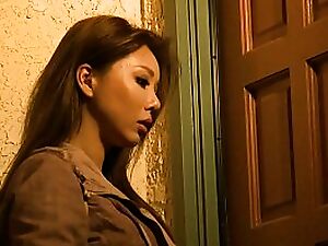 O nimfoană chineză excitată urmărește casa unui bărbat mai în vârstă și îl seduce cu abilitățile ei uimitoare.