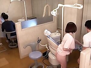 JAV-ster Eimi Fukada geeft een gepassioneerde pijpbeurt aan een Chinese tandarts.