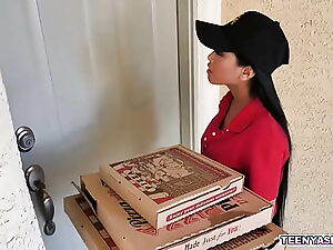 Азиатская менеджерша сходит с ума от доставки пиццы.