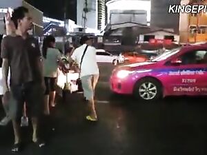Τρεις σαγηνευτικές Ταϊλανδές καλλονές πειράζουν και γδύνονται, αποκαλύπτοντας την εξωτική τους γοητεία και δελεάζοντας η μία την άλλη σε μια καυτή λεσβιακή συνάντηση.