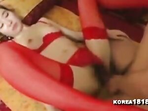 בחורה קוריאנית משילה בגדים ומקבלת טיפול גס בהלבשה תחתונה אדומה.