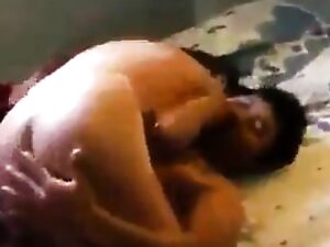 Wanita gemuk cantik Thailand dengan silsilah yang sah memamerkan keahliannya dalam video panas.