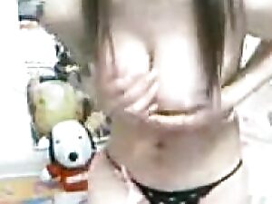 Una bellezza asiatica svela il suo segreto nascosto in webcam riempiendo il suo reggiseno di palloncini.