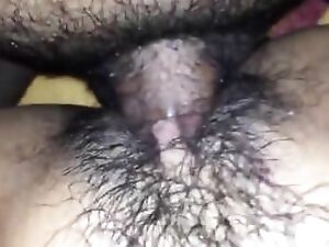 Азиатско порно с японска красавица, яздеща играчка като професионалист в това горещо видео.