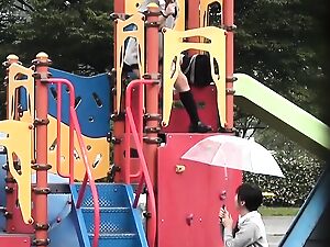 Японские подростки исследуют свою дикую сторону с опытными милфами в горячей, явной встрече.